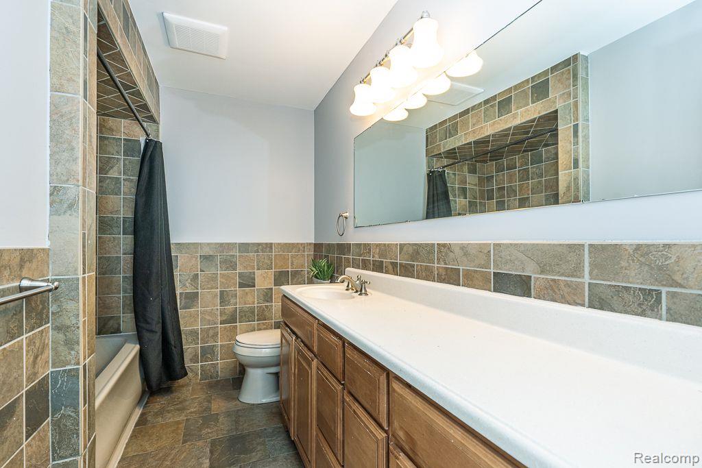 8871 SUNCREST Drive, Sterling Heights, MI 48314 — Photo 11