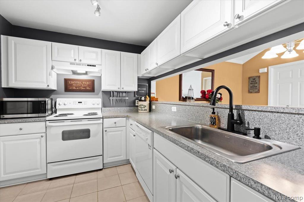 22076 Fairlane Boulevard, Woodhaven, MI 48183 — Photo 12