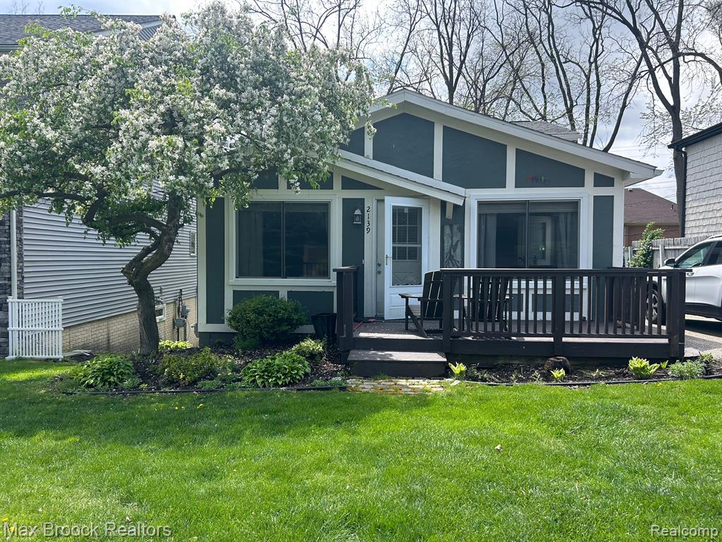 2139 SUNNYCREST Drive, West Bloomfield, MI 48323