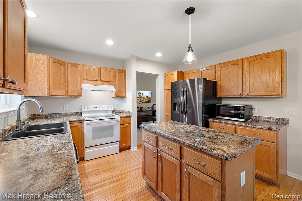 437 Cove View Drive, Waterford, MI 48327 — Photo 5