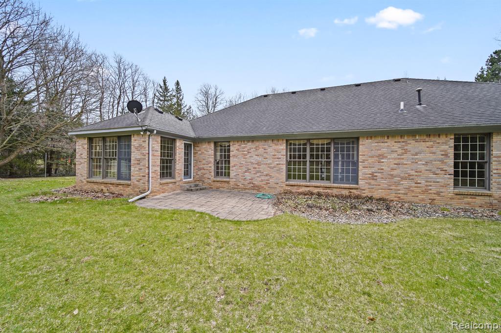 9856 Rattalee Lake Road, Clarkston, MI 48348 — Photo 48