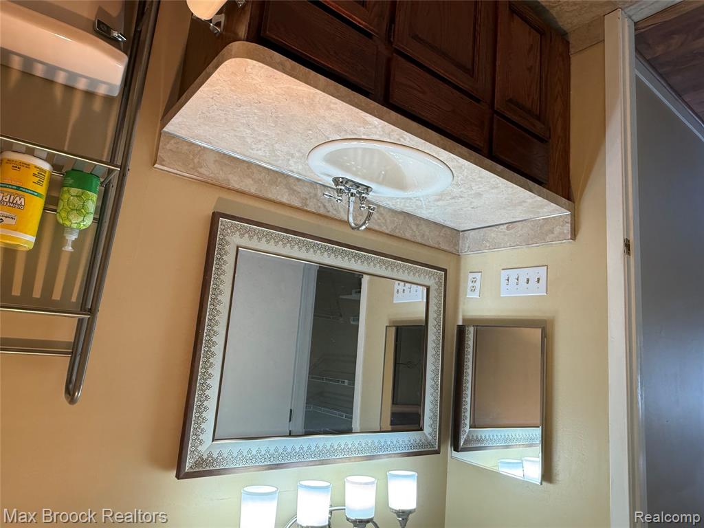 6670 Maple Lakes Drive, West Bloomfield, MI — Photo 16