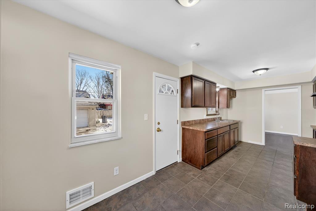 16844 Shaftsbury Avenue, Detroit, MI 48219 — Photo 11
