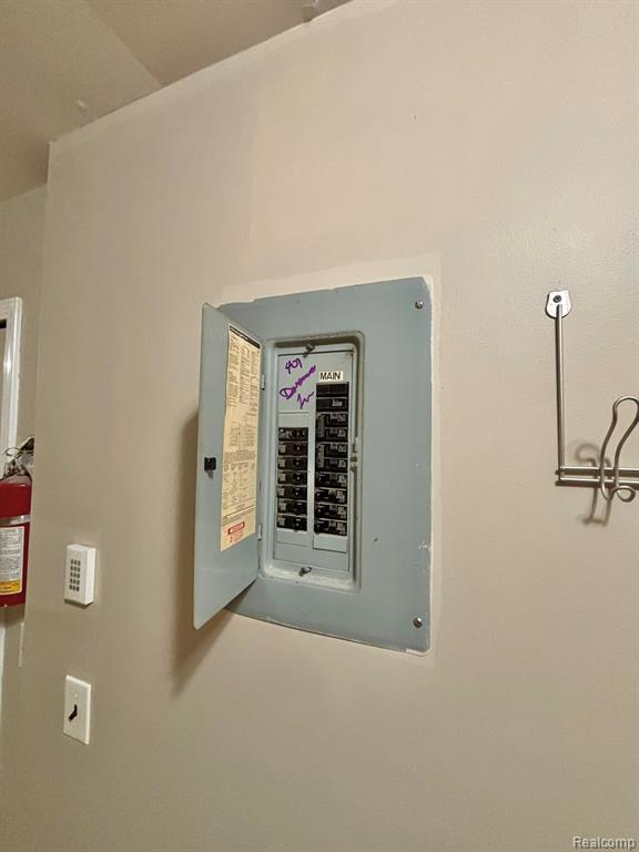 401 Doremus S Doremus Lane W, 10, Saint Clair Shores, MI 48080 — Photo 35