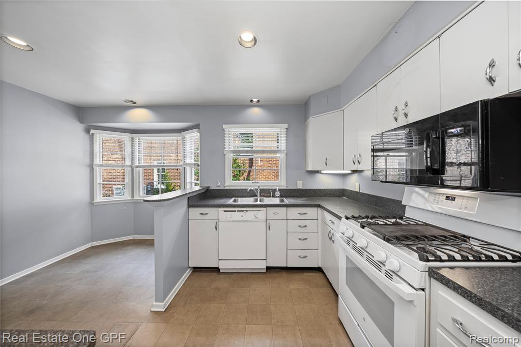 438 Colonial Court, Grosse Pointe Farms, MI 48236 — Photo 13