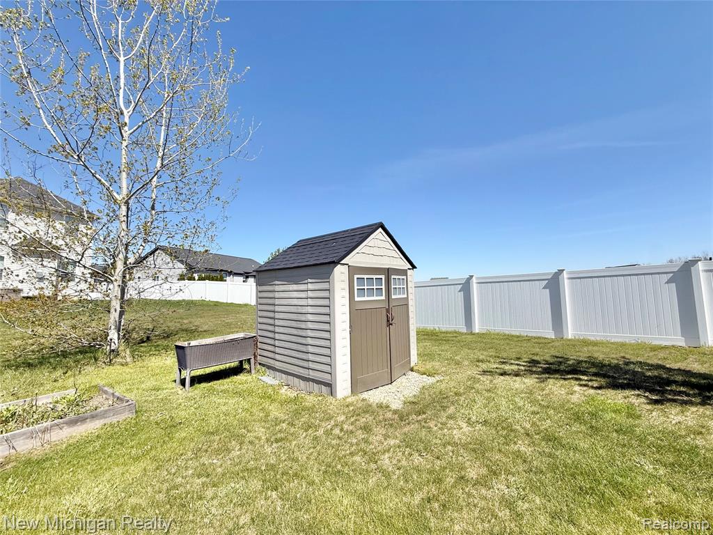 8205 Peninsula Circle, Grand Blanc, MI 48439 — Photo 27