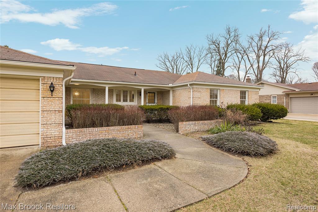 28977 Lake Park Dr. Drive, Farmington, MI 48331 — Photo 2
