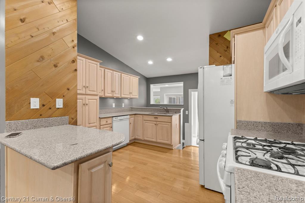 7484 N CHARLESWORTH Street, Dearborn Heights, MI 48127 — Photo 12