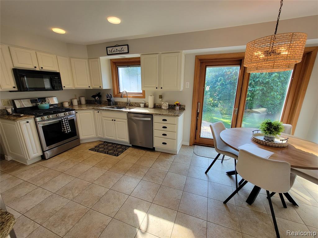 9658 Blauvelt Drive, Grosse Ile, MI 48138 — Photo 8
