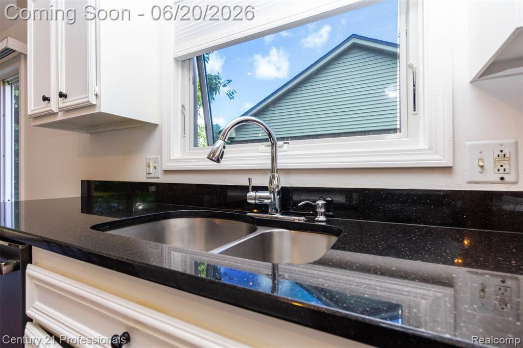 6241 Smithfield Drive, Troy, MI 48085 — Photo 15
