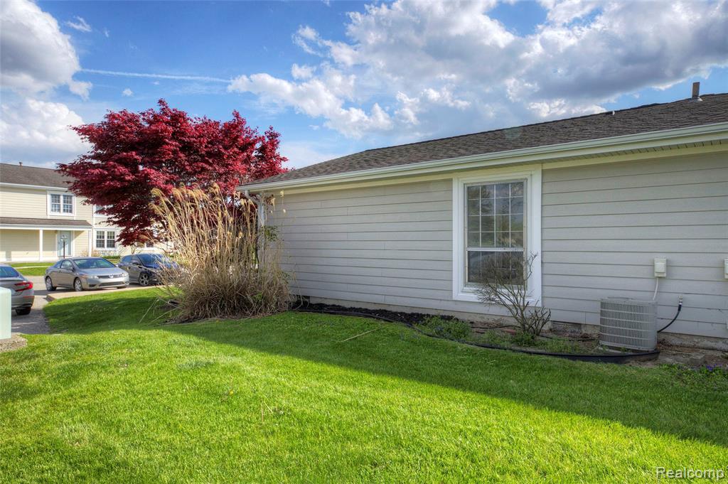 39887 Village Wood Lane, Novi, MI — Photo 24