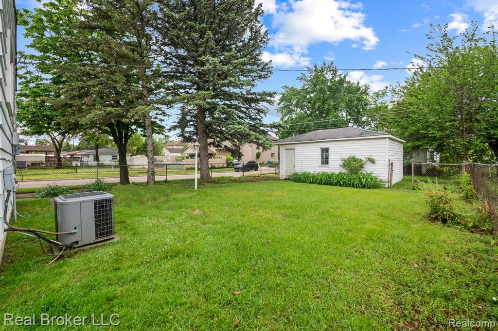6107 WHITEFIELD Street, Dearborn Heights, MI 48127 — Photo 17