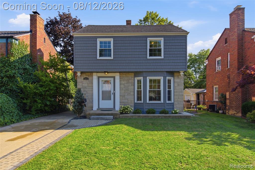 2073 Van Antwerp Street, Grosse Pointe Woods, MI 48236