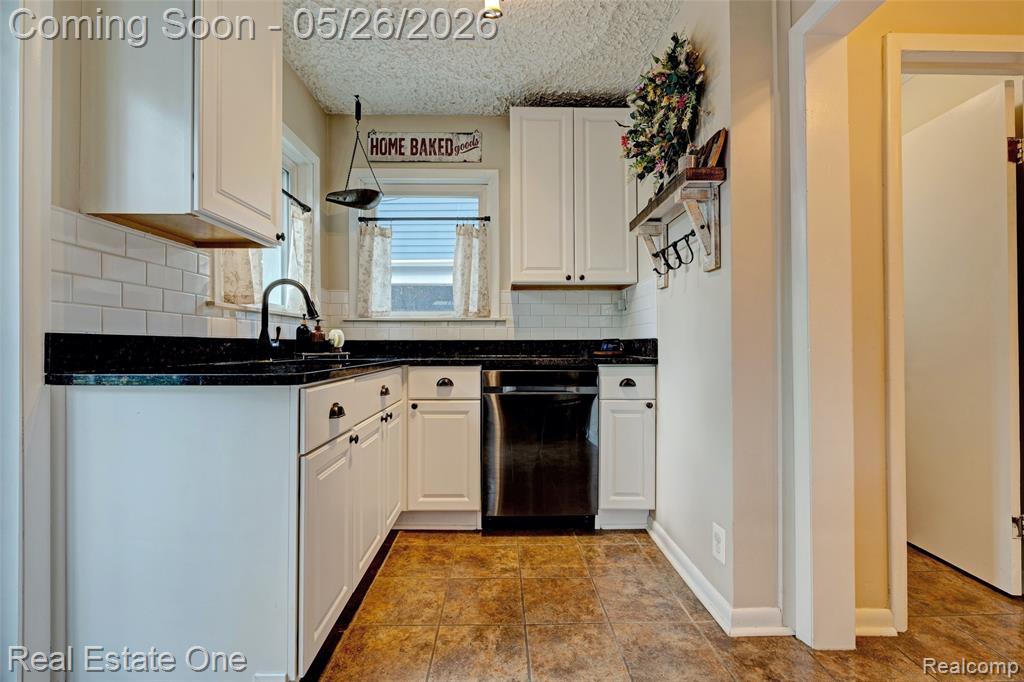 6394 Manson Drive, Waterford, MI 48329 — Photo 11