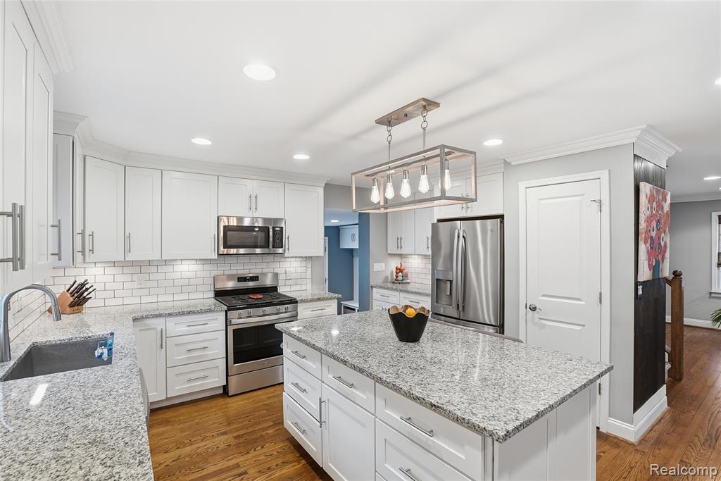 373 Hillcrest Avenue, Grosse Pointe Farms, MI 48236 — Photo 11