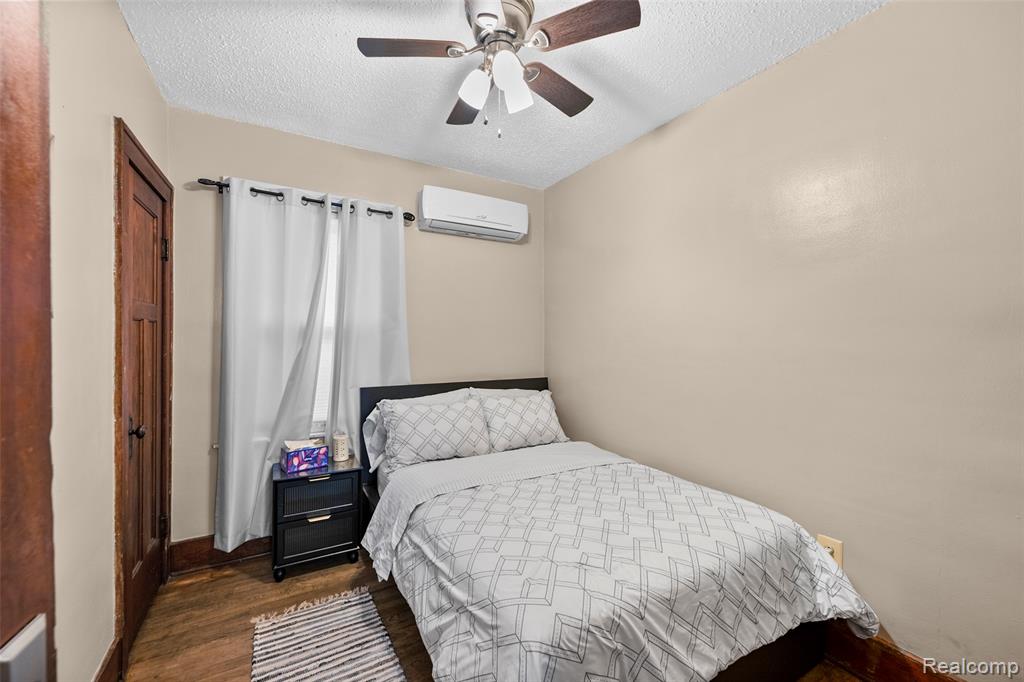 2257 Hewitt Street, Hamtramck, MI 48212 — Photo 42