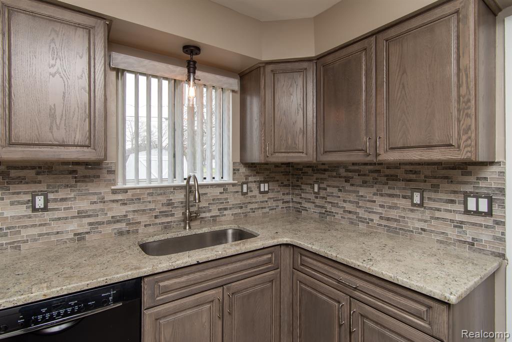 635 HECHT Drive, Madison Heights, MI 48071 — Photo 7