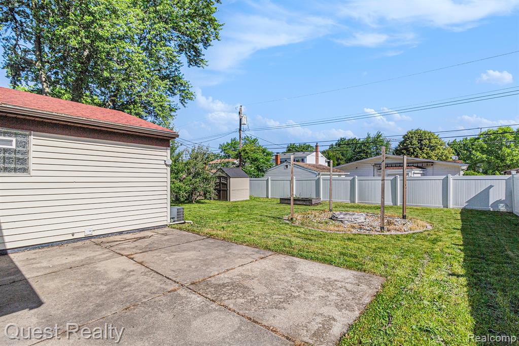 8263 Smethwick Road, Sterling Heights, MI 48312 — Photo 16