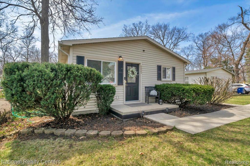 6823 SALINE Drive, Waterford, MI 48329 — Photo 2