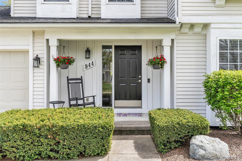 944 S Parkwood Drive, South Lyon, MI 48178 — Photo 2