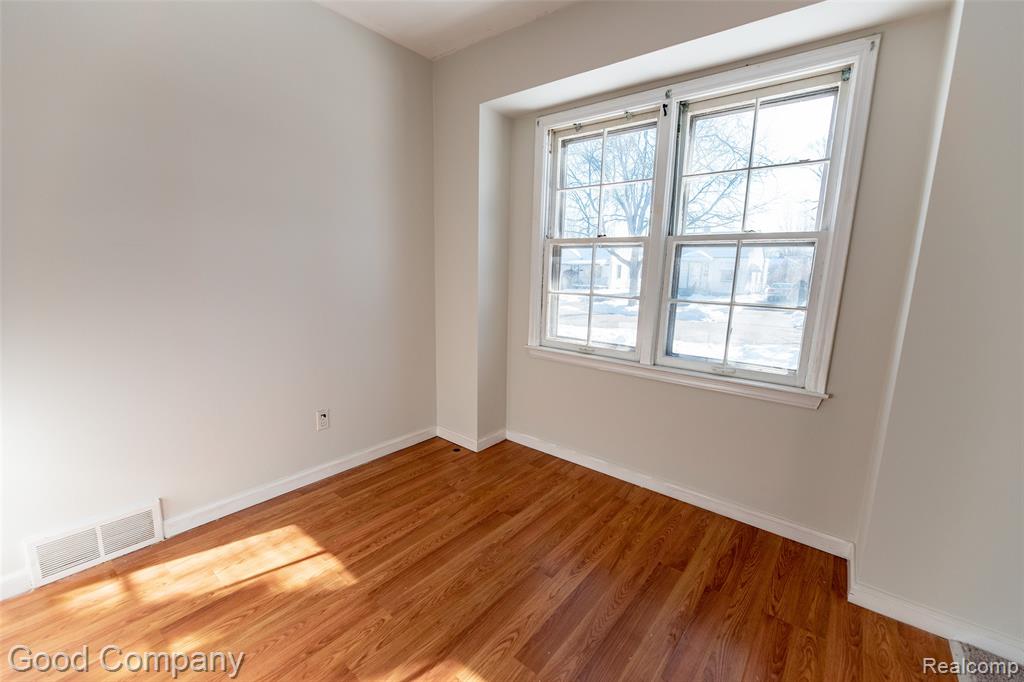 18953 Woodcrest Street, Harper Woods, MI 48225 — Photo 12
