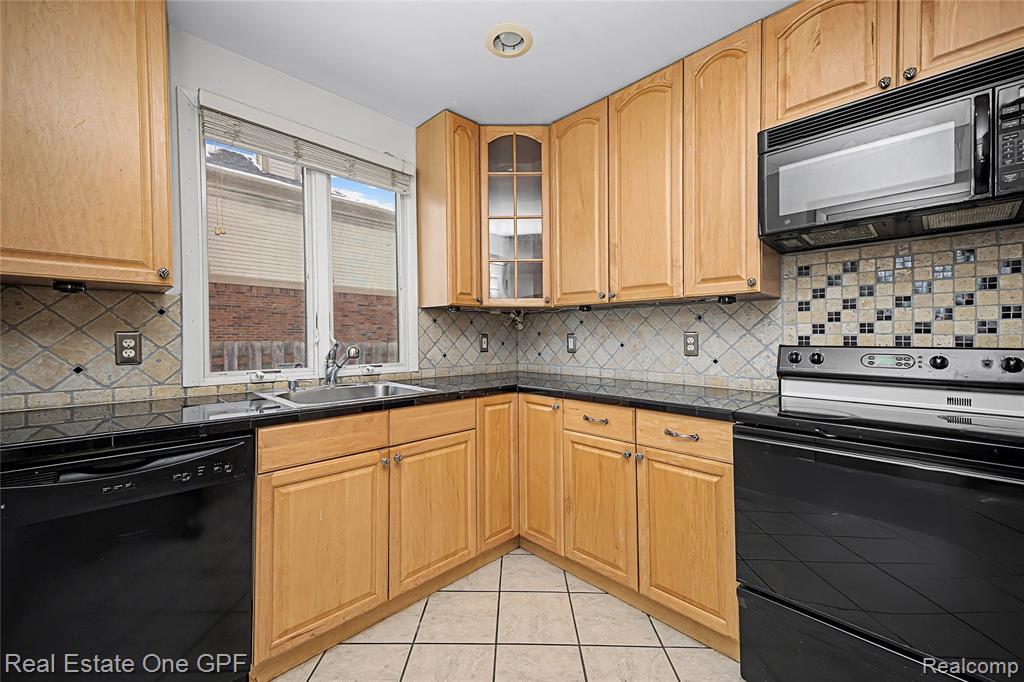 506 W 12 Mile Road, Royal Oak, MI 48073 — Photo 11
