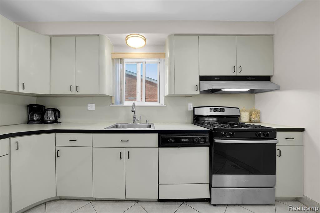 13341 Albany Street, Oak Park, MI 48237 — Photo 16