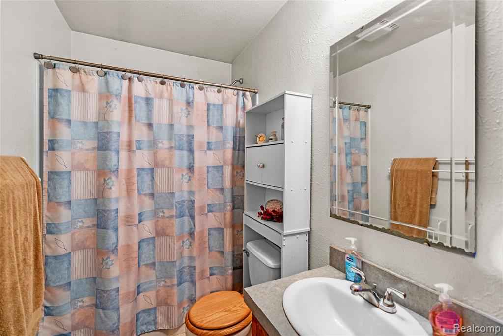 5206 Lippincott Boulevard, Burton, MI 48519 — Photo 29