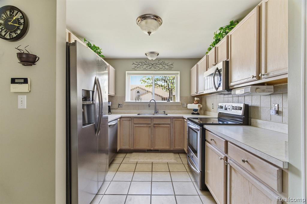 53199 Pineridge Drive, New Baltimore, MI — Photo 10