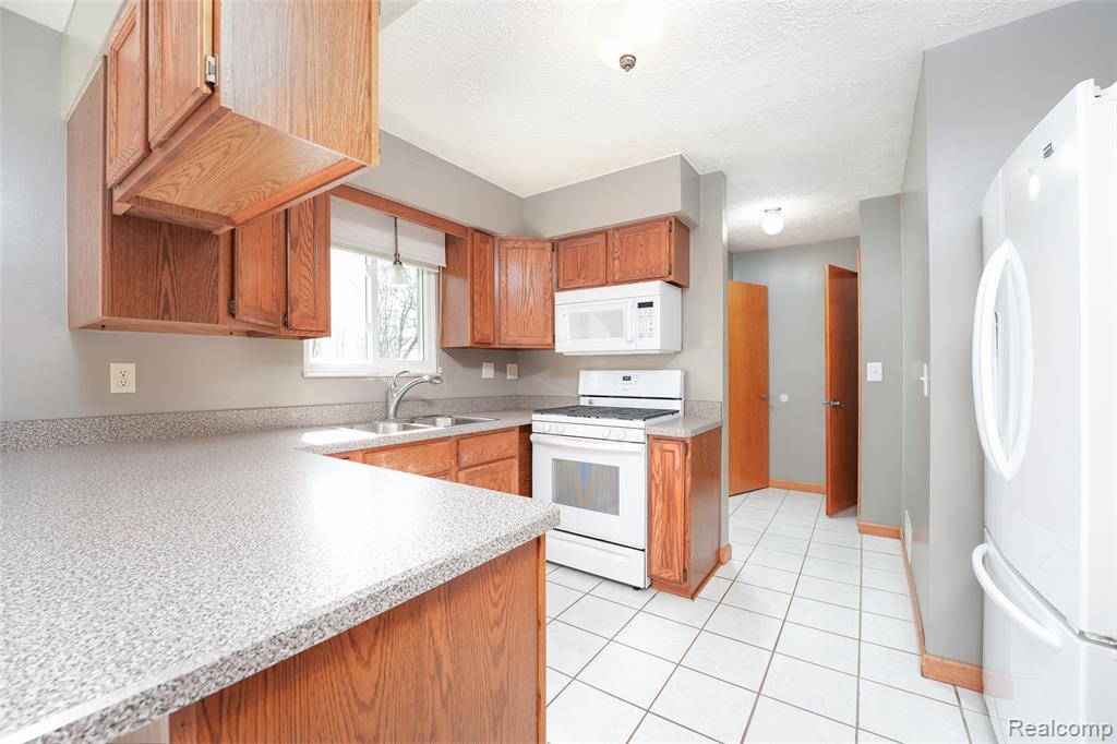 11891 Post Lane, South Lyon, MI 48178 — Photo 15