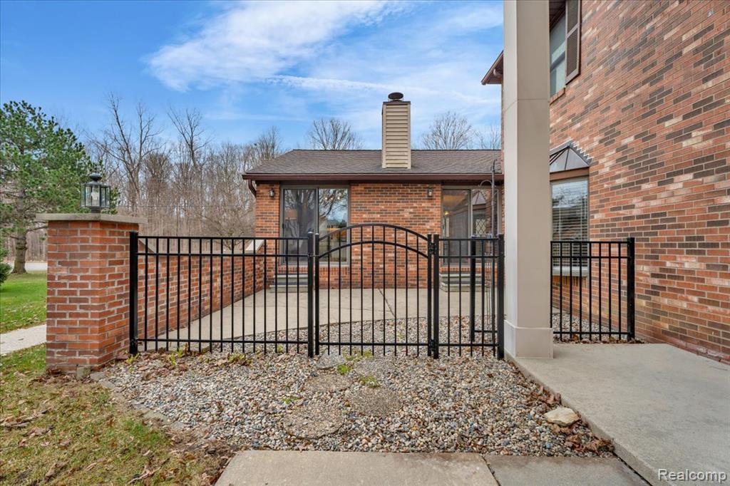 955 Woodlane Drive, 9, Rochester Hills, MI 48307 — Photo 32