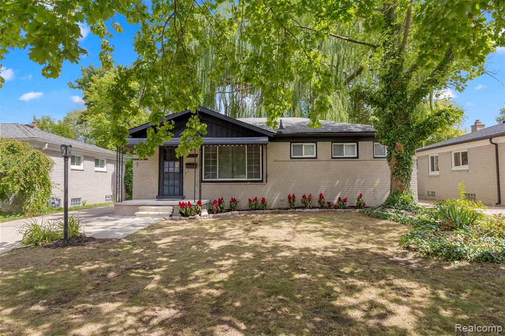 524 E Rose Avenue, Garden City, MI — front exterior