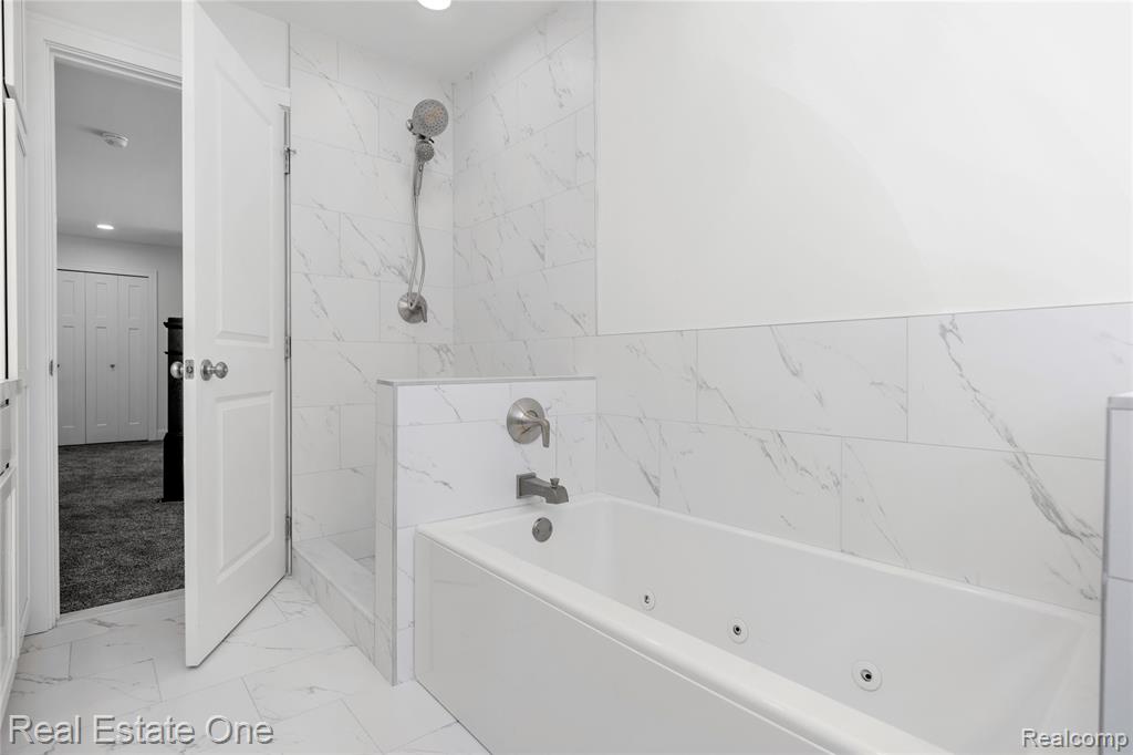 5742 Springwater Lane, West Bloomfield, MI — Photo 42