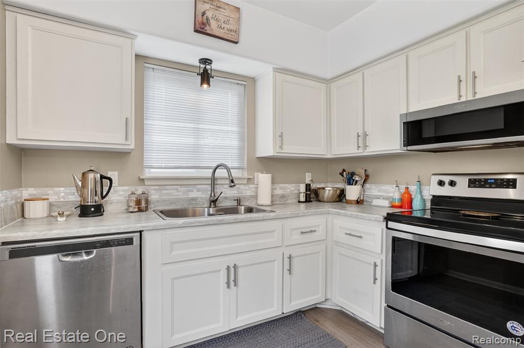 2802 Costa Mesa Road, Waterford, MI 48329 — Photo 12