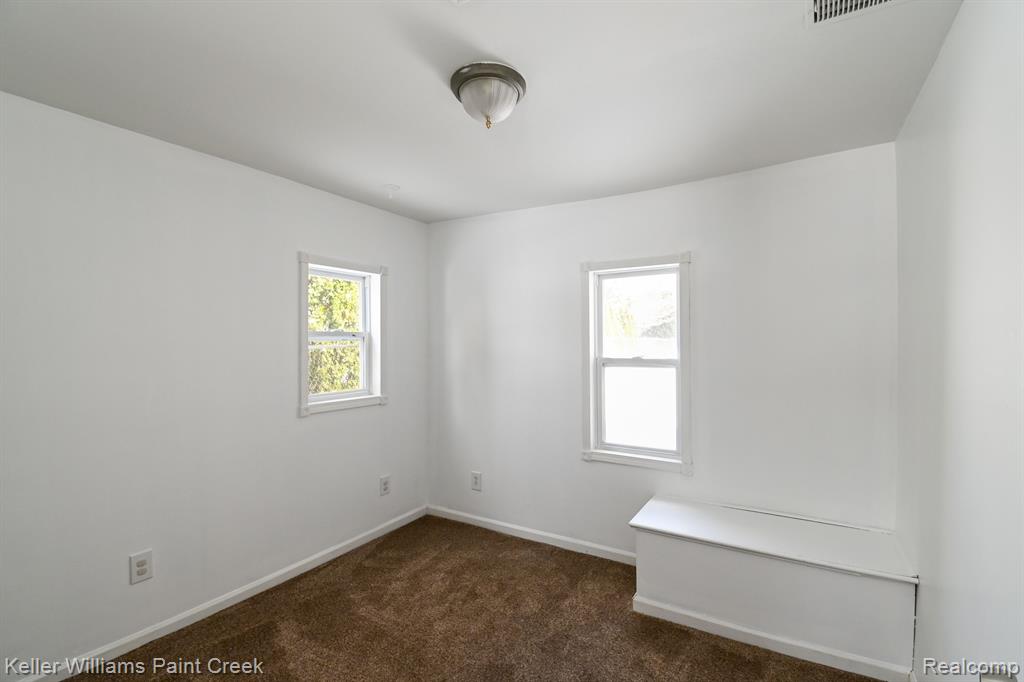 635 JOSLYN Road, Lake Orion, MI 48362 — Photo 24