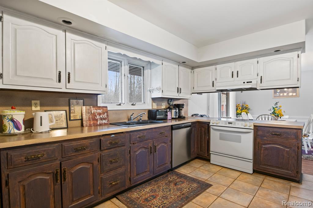 8765 JOANN Drive, Newport, MI 48166 — Photo 7