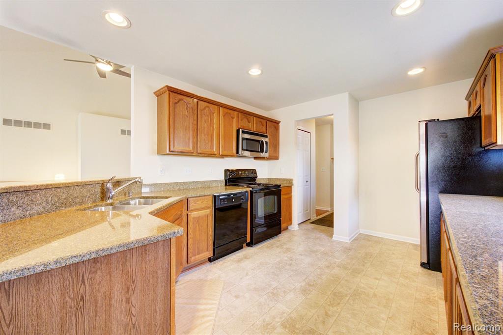 1146 ANDOVER Circle, Commerce Twp, MI 48390 — Photo 11