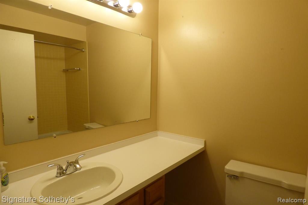 640 E FOX HILLS Drive, Bloomfield Hills, MI 48304 — Photo 10