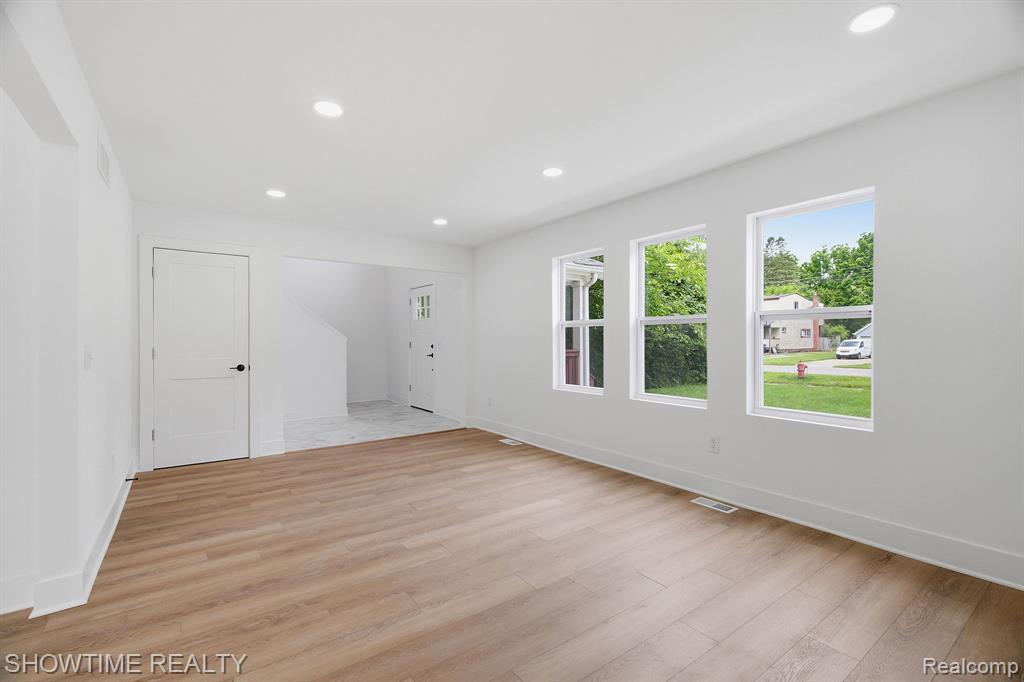 19320 Gaylord, Redford, MI 48240 — Photo 18