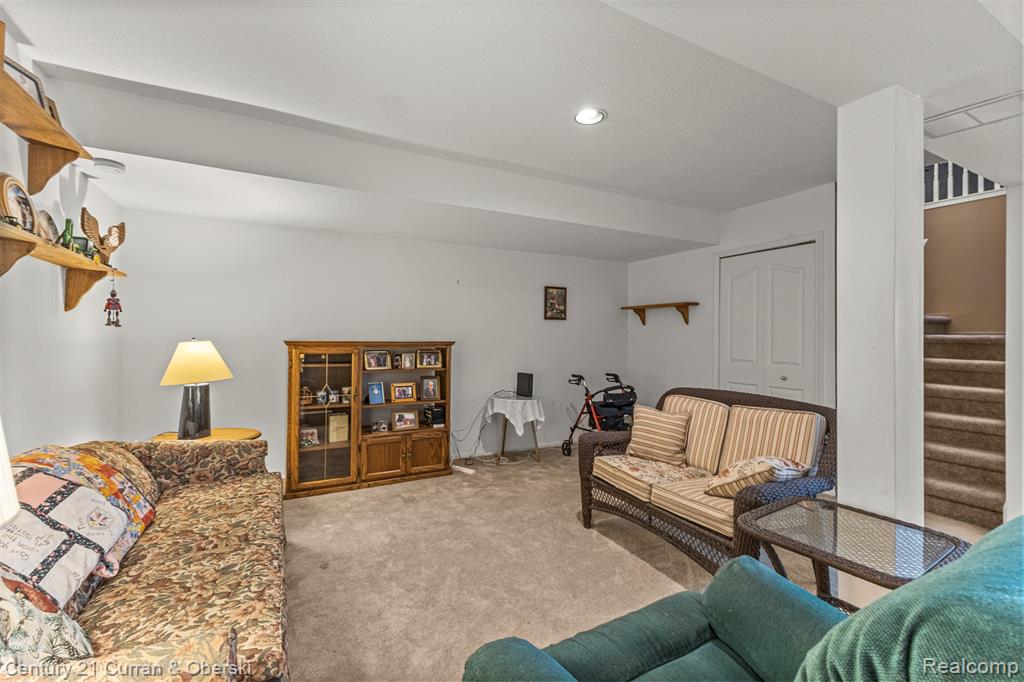698 Ravencrest Lane, Westland, MI — Photo 31