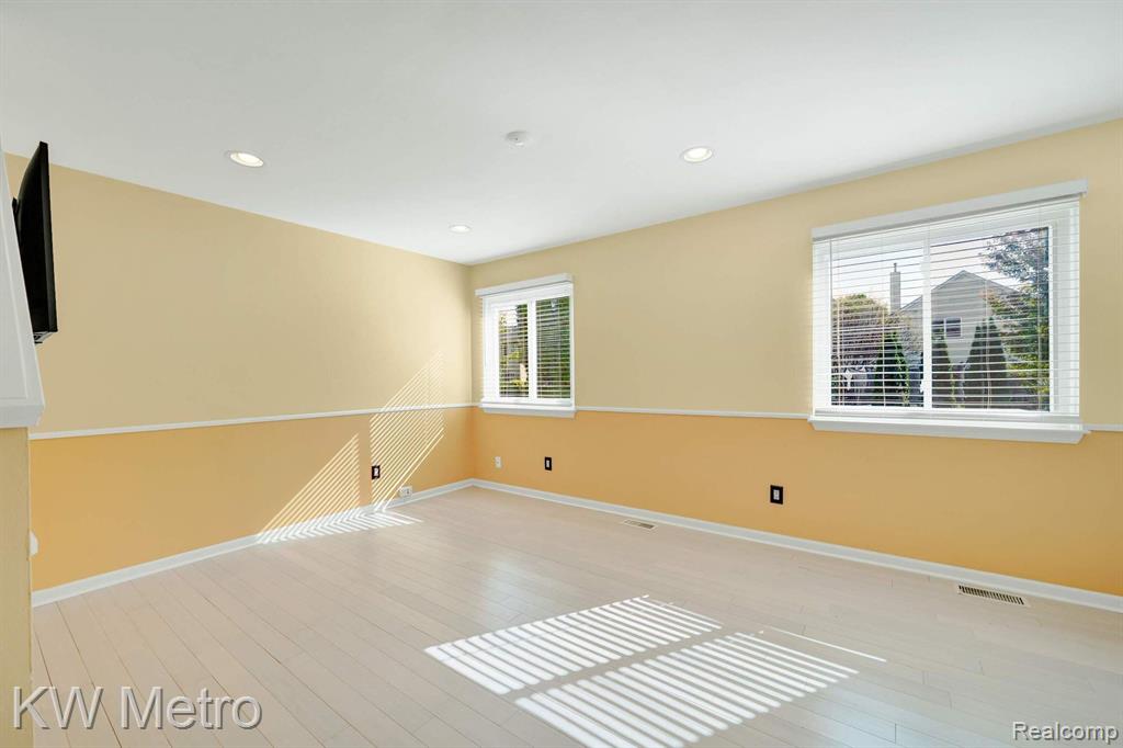 8590 BARRINGTON Drive, Ypsilanti, MI 48198 — Photo 18