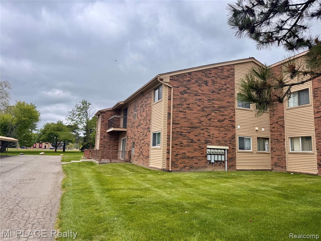 16150 Clarkson Drive, 13, Fraser, MI 48026 — Photo 3