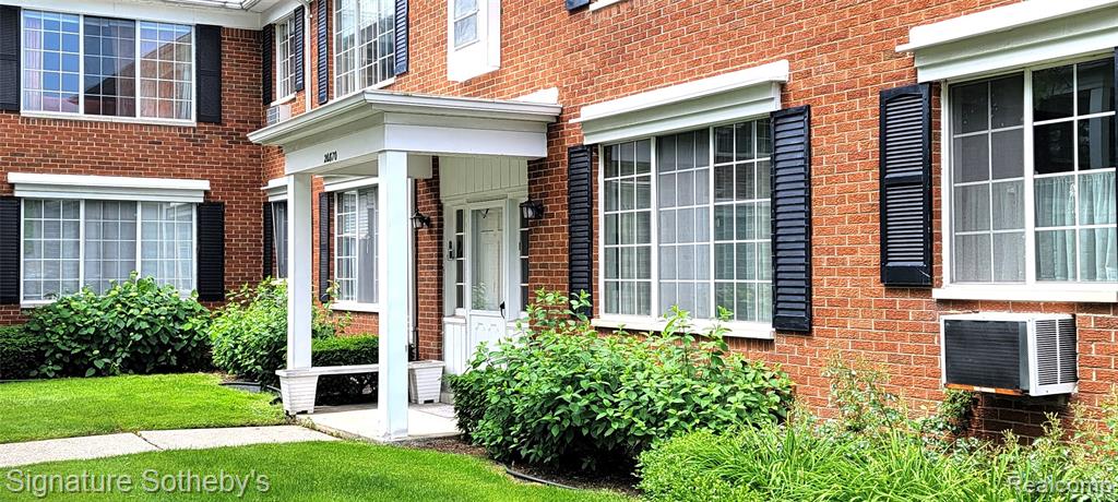 20870 Wildwood, 221, Harper Woods, MI 48225 — Photo 2