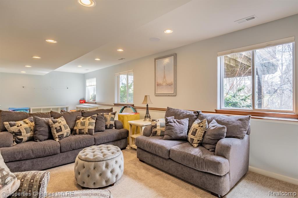 5946 OAK BEND Court, Howell, MI 48843 — Photo 46