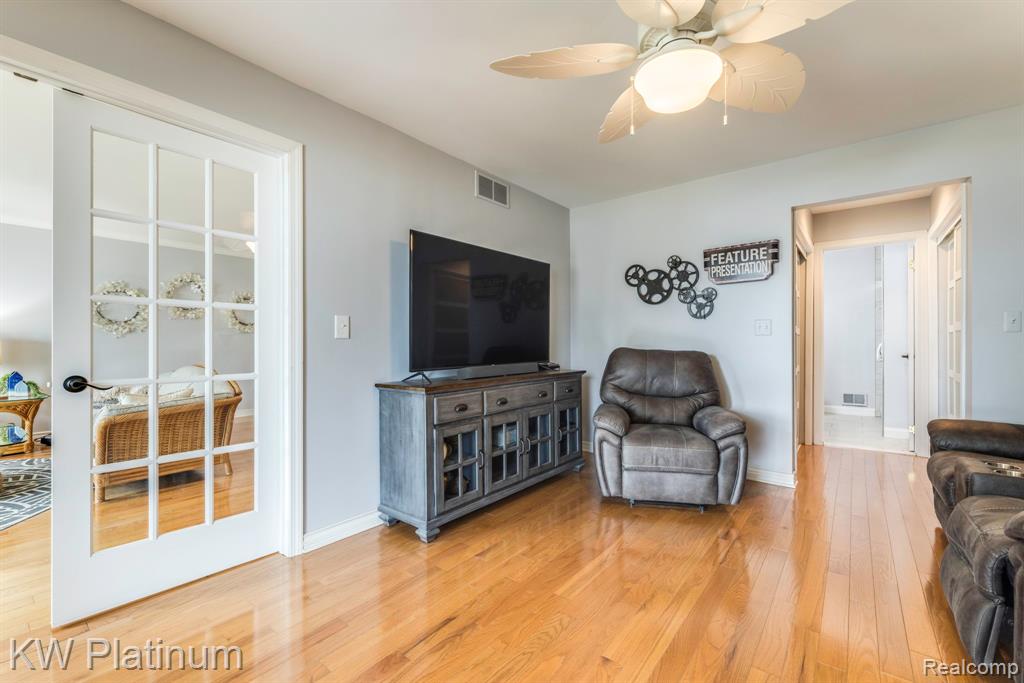 819 E Pointe, Port Huron, MI 48060 — Photo 19