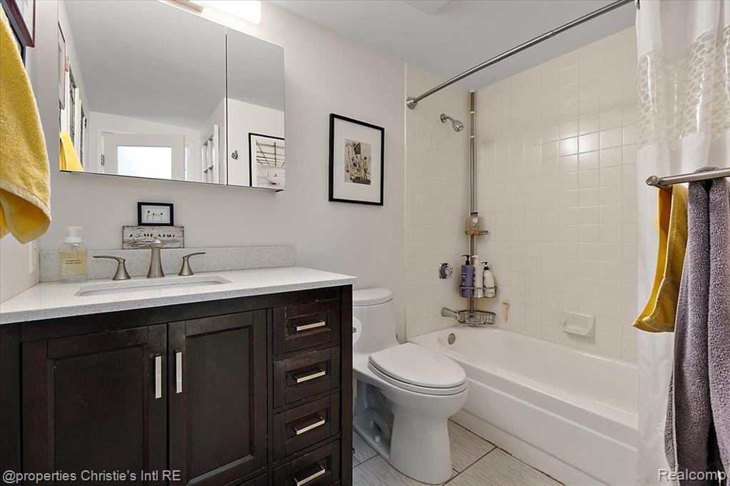 250 E Harbortown Drive, 705, Detroit, MI 48207 — Photo 27