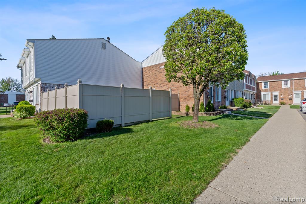 45880 KENSINGTON Street, Utica, MI 48317 — Photo 23