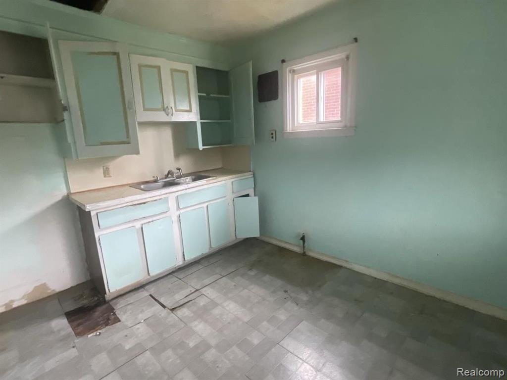 9115 ROSELAWN Street, Detroit, MI 48204 — Photo 6