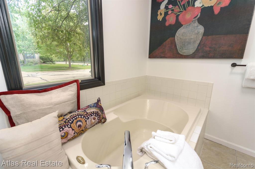 344 WOODLAND Drive, Saline, MI 48176 — Photo 29