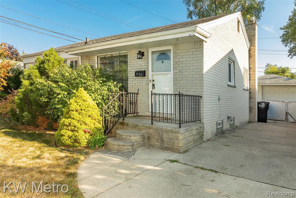 936 E Katherine Avenue, Madison Heights, MI 48071 — Photo 3